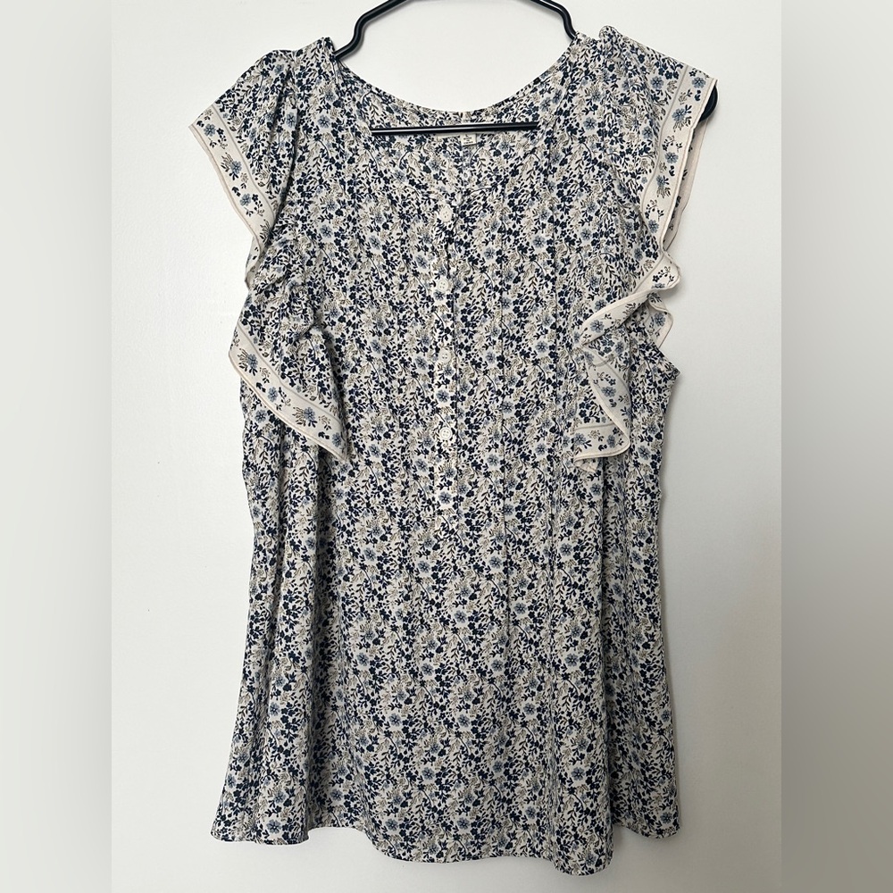 Max Studio small blue flower pattern short flutter sleeve top size L